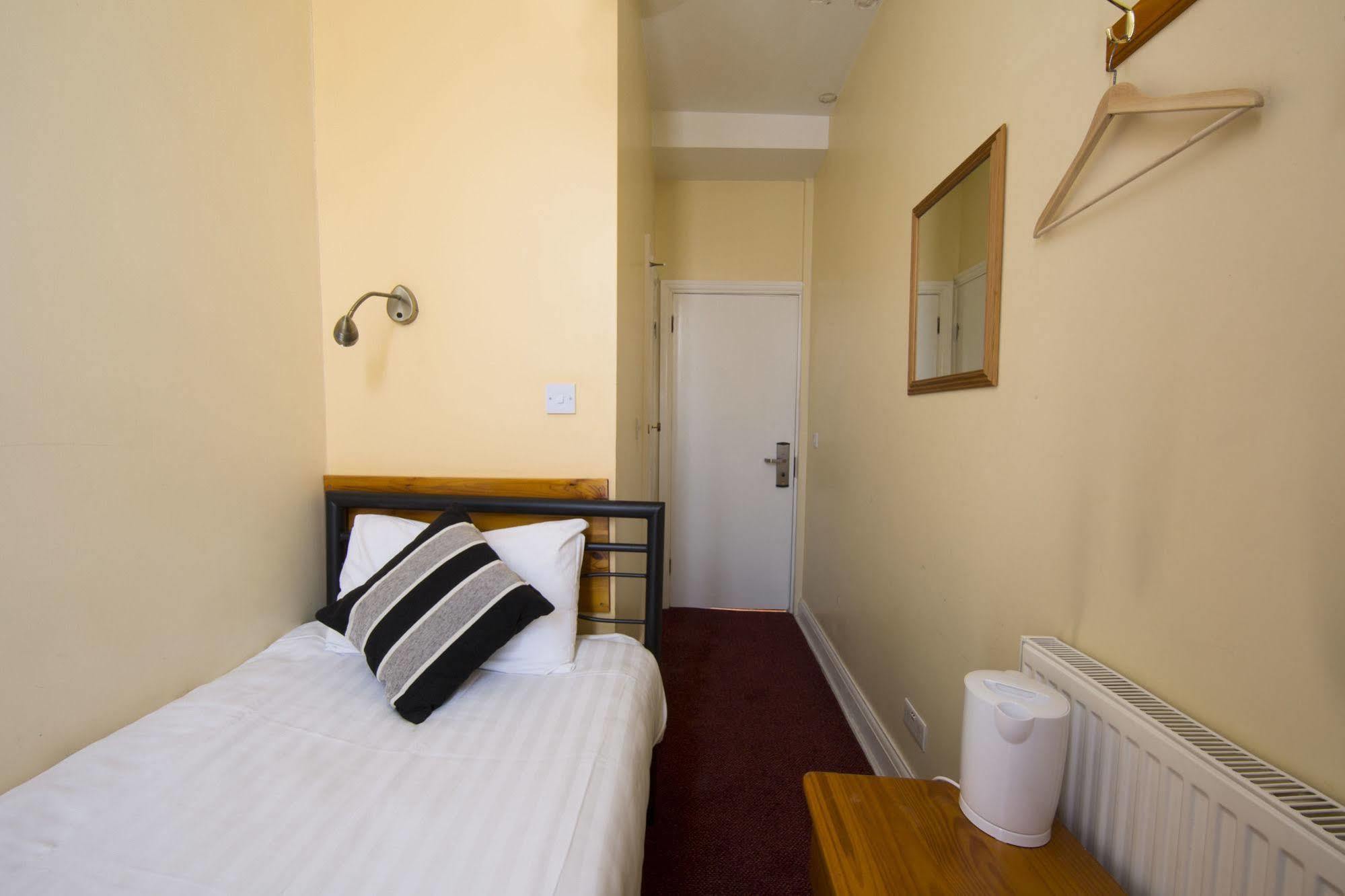 Oyo Lifestyle Golden Strand Londres Exterior foto